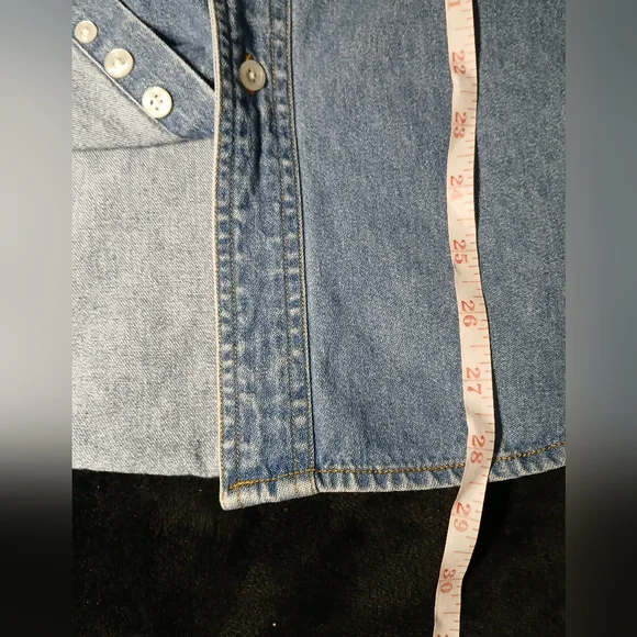 Disney Store Denim Button Up Shirt M Winnie The Pooh Tigger Eor Owl Piglet - Picture 12 of 12